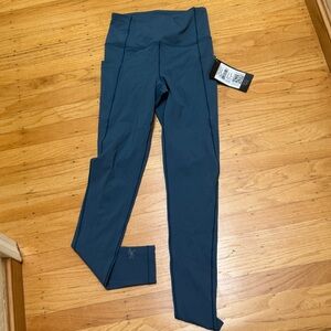 NWT Brand New Arcteryx Essent leggings 28” size 4, serene Blue High-rise
